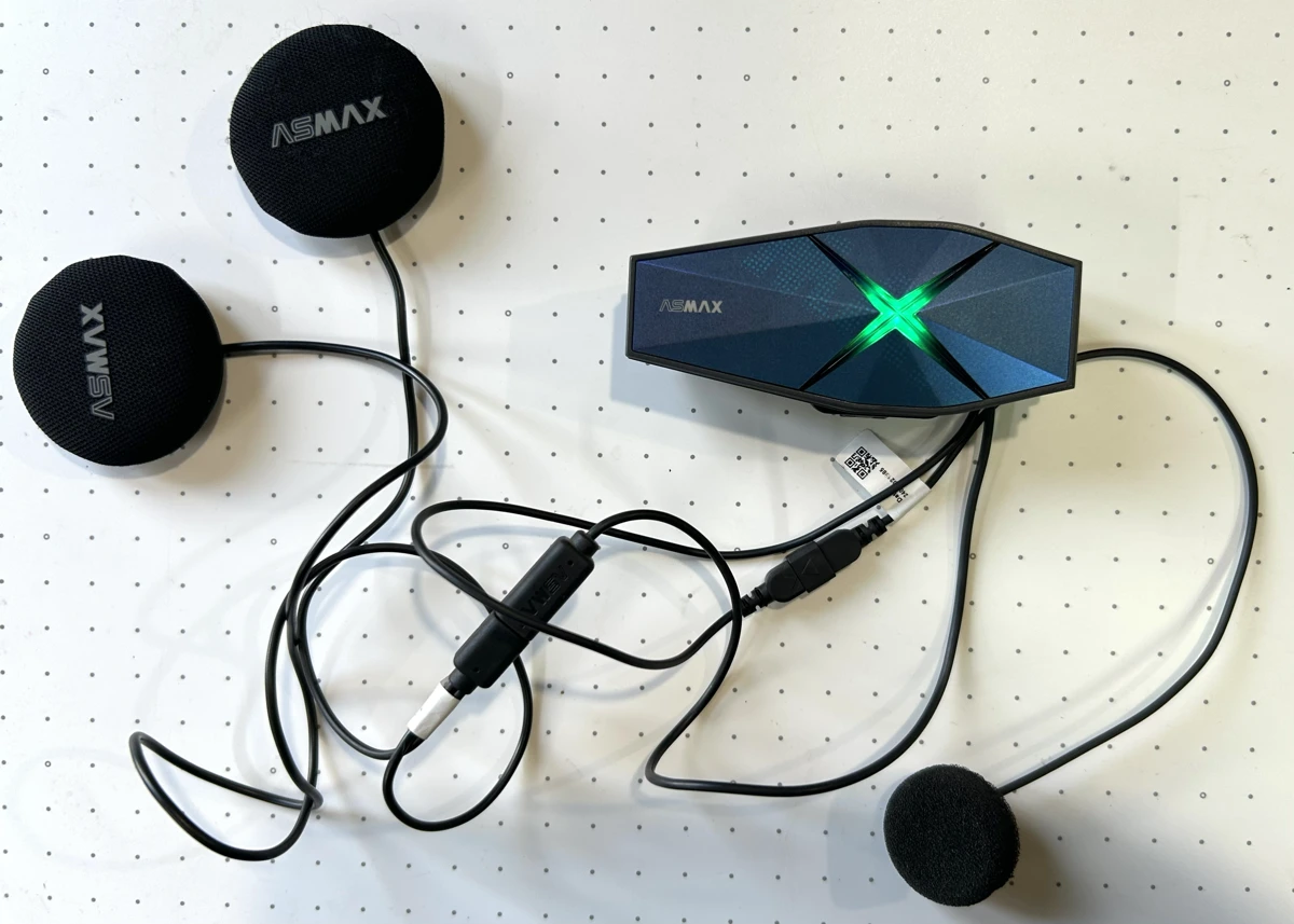 ASMAXが放つ“新感覚×最強”バイクインカム、これは次世代の相棒だ