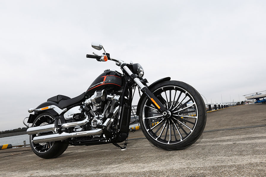 ハーレーが注目の2023年モデル「ブレイクアウト」の新型車を発表