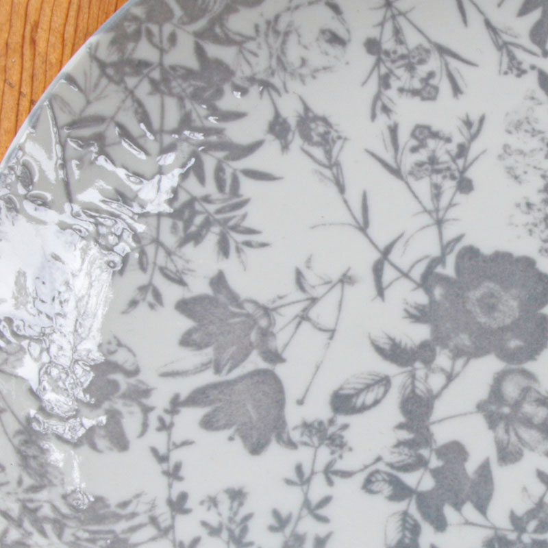 葉と花の模様が美しい銀製の小皿 木製の箱付き 銀製の