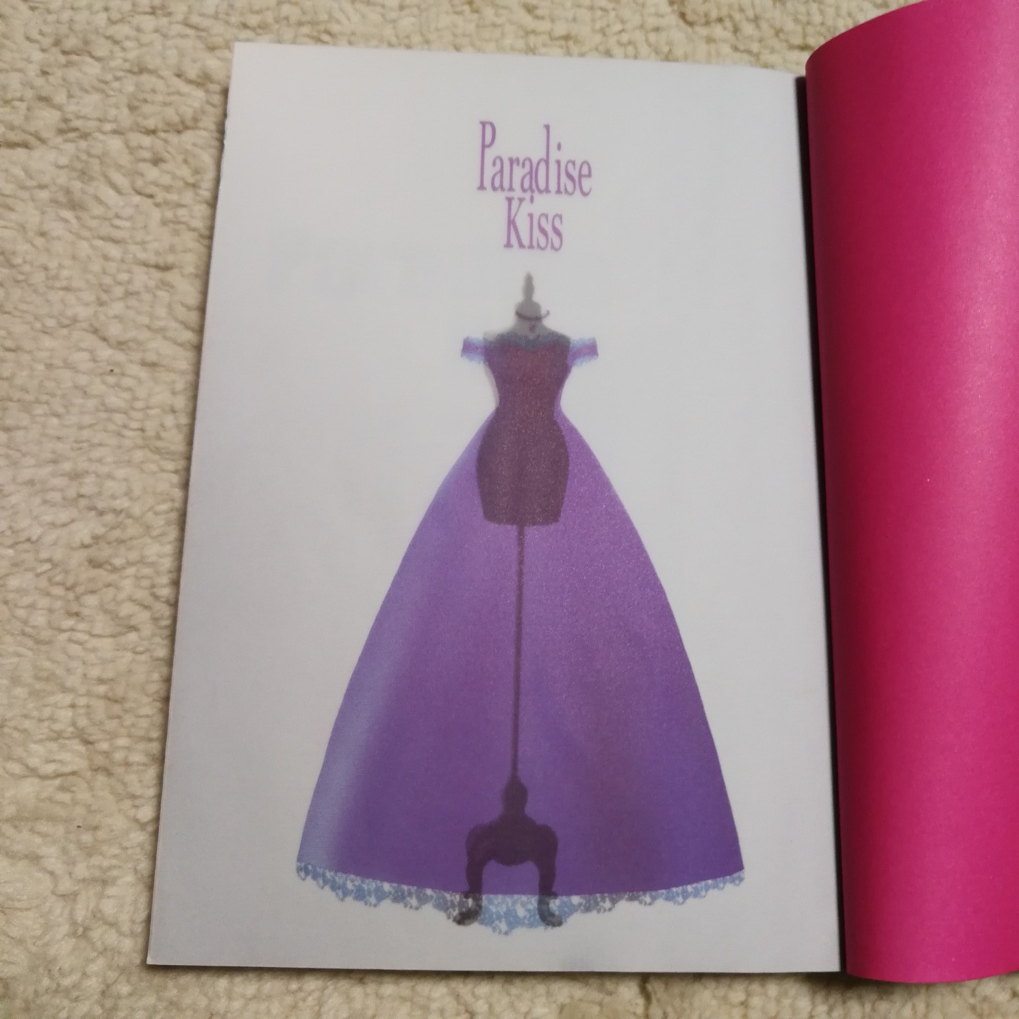 トレーシングペーパーを重ねて、透かして。本の発する表現力が底上げ