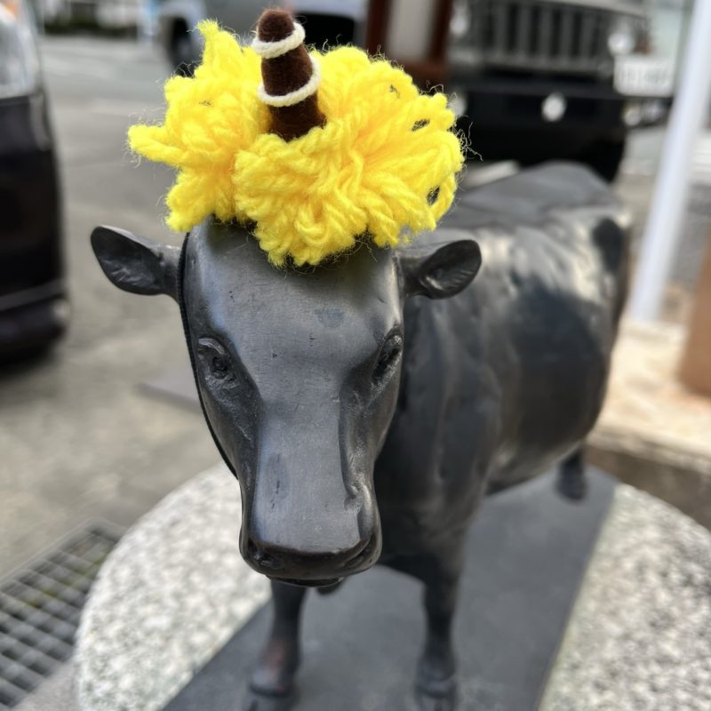 彫刻オブジェ 牛と人物と松のデザイン 彫刻オブジェ 牛と人物と松の