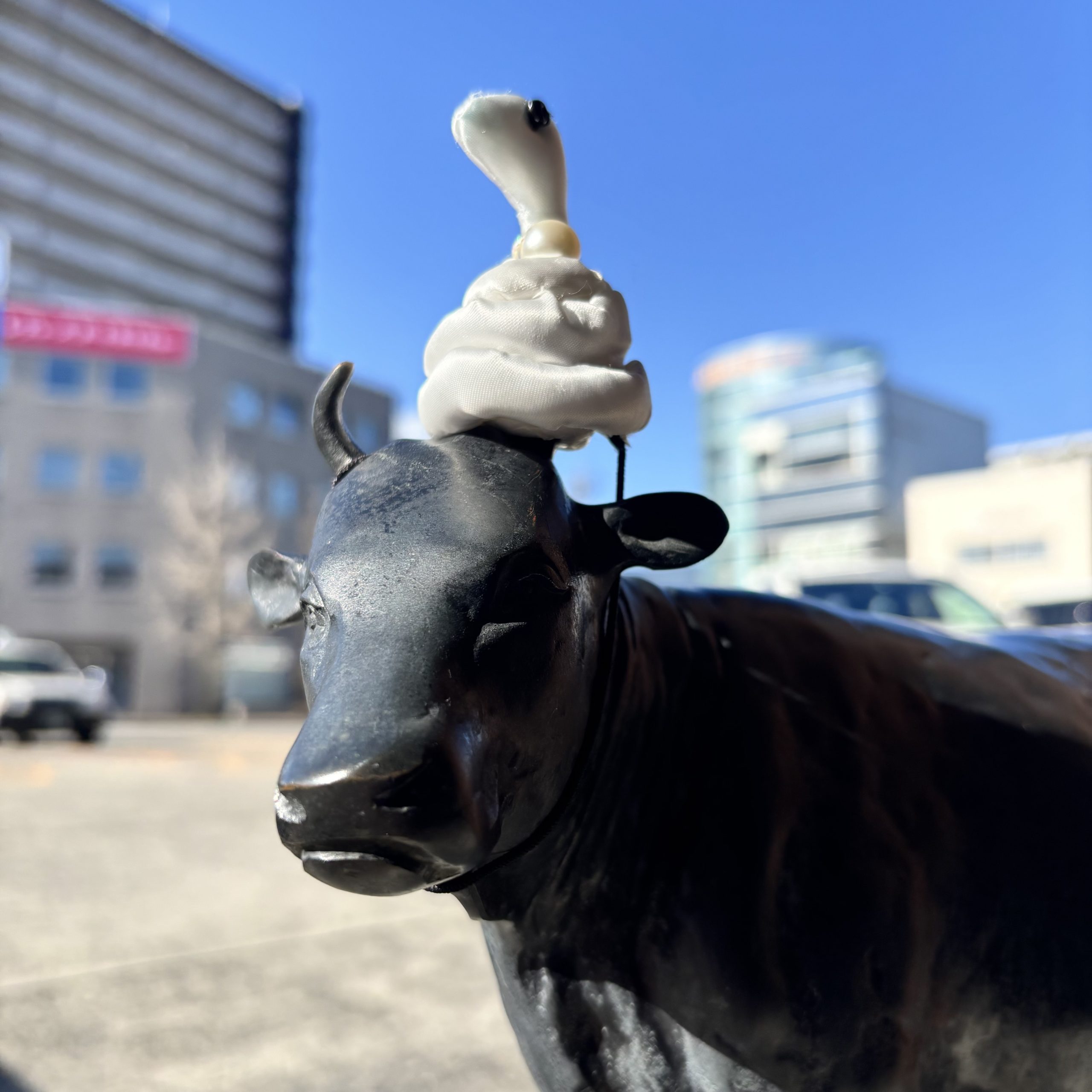 松阪駅前の牛さん🐃お正月の装いになりました。 - 松阪市観光協会