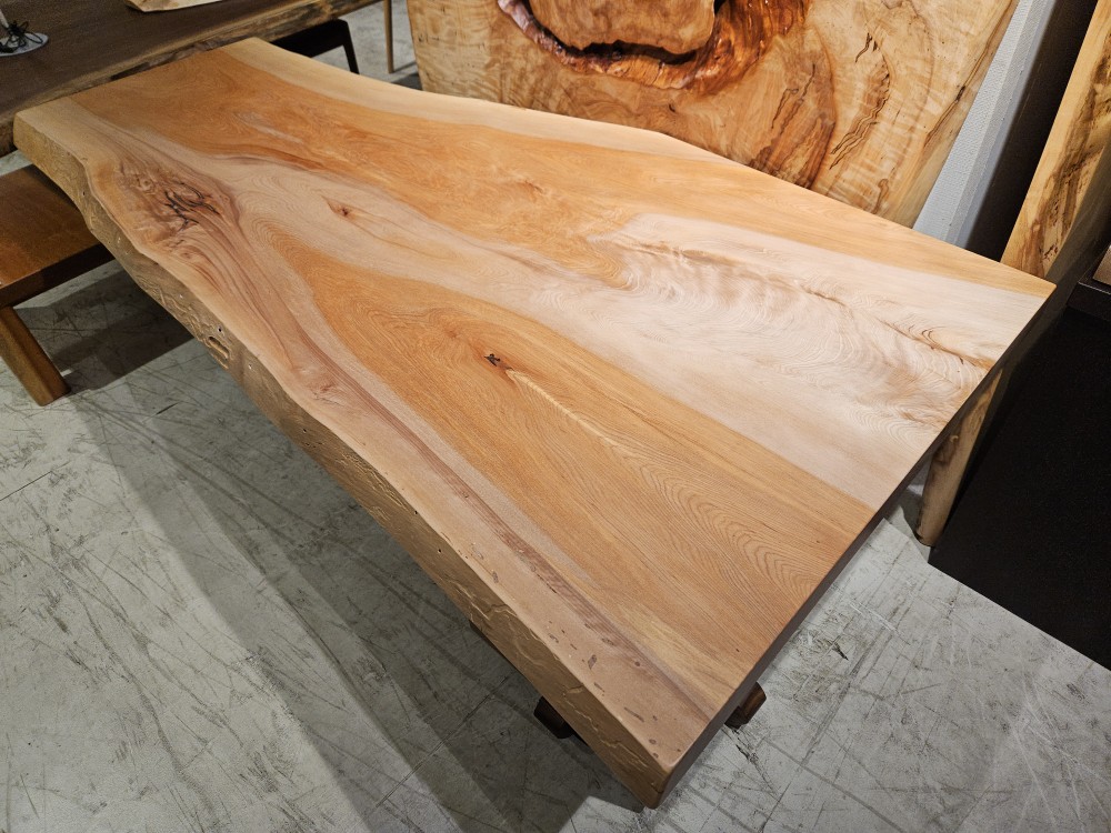 天然木 東京 新宿 東五軒町展示 朱里桜（しゅりざくら）材 一枚板