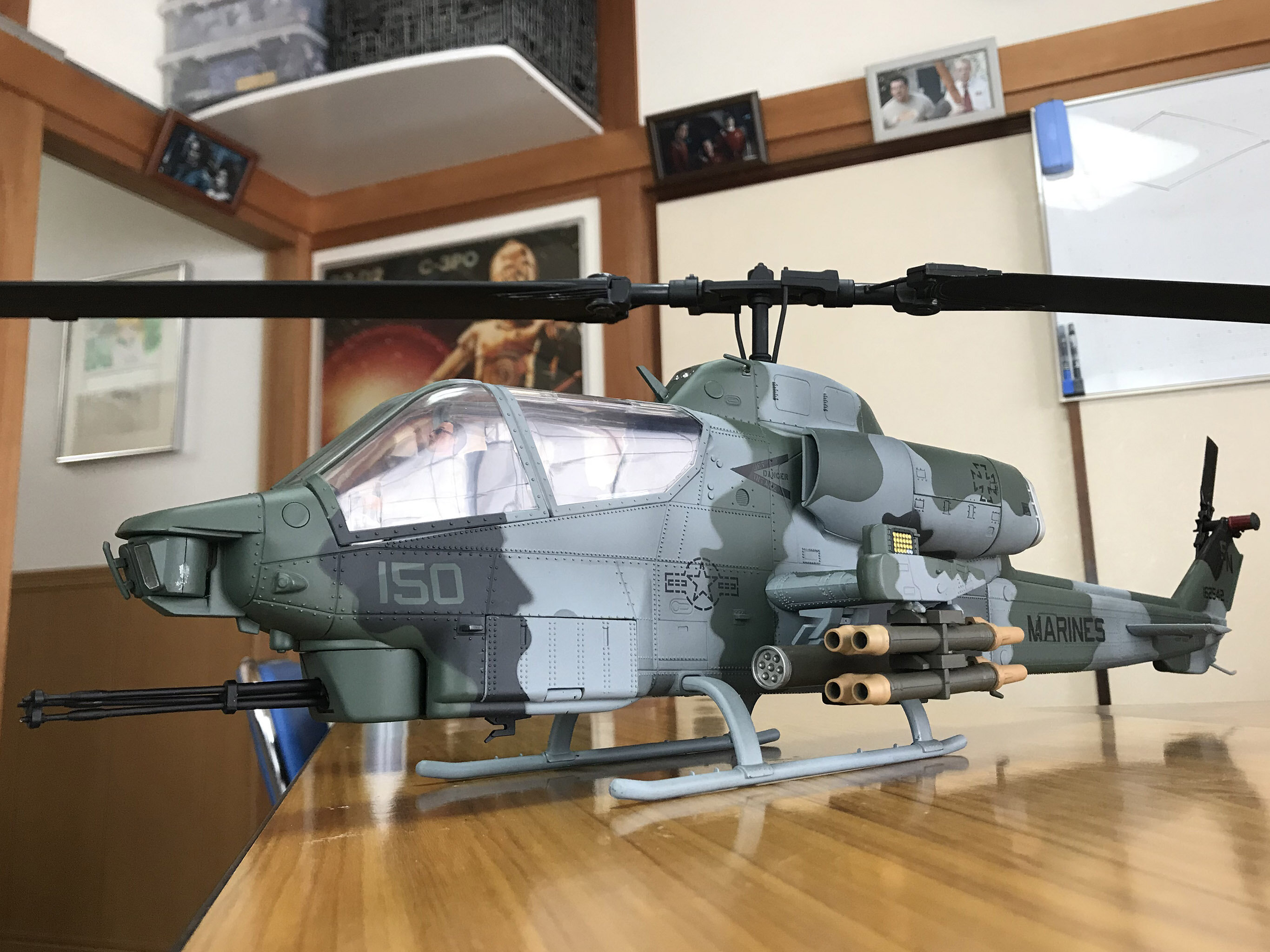 希少】AH-1W 1:18 SUPER COBRA センチュリートイズ 希少】AH-1W 1:18