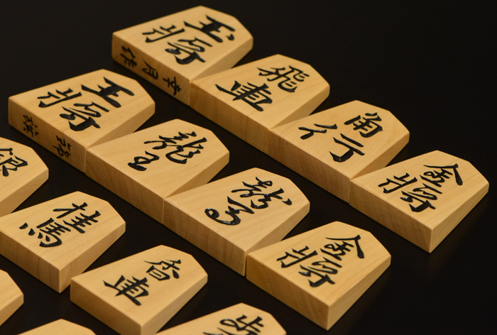 将棋駒 本黄楊（薩摩黄楊）彫駒 錦旗 幸月作 | 前川榧碁盤店