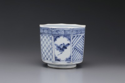 古伊万里 色絵 窓絵 花に毘沙門亀甲紋の図 のぞき 猪口 C284AS-CYm 古