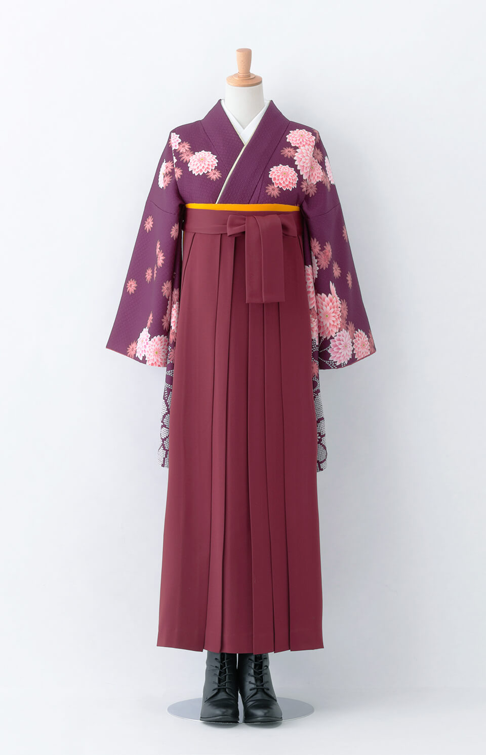 着物〉紫色 匹田ダリア柄着物 〈袴〉エンジ色 無地袴 【T138】｜卒業袴