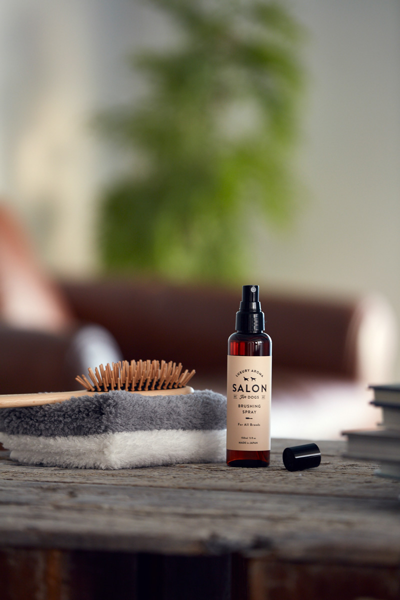 犬用ブラッシングスプレー、サロンフォードッグス。手にベタつかない