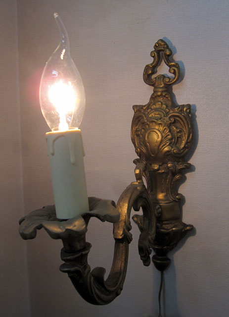 ブラケット照明を販売。ロウソクを灯したようなブラケット照明です。