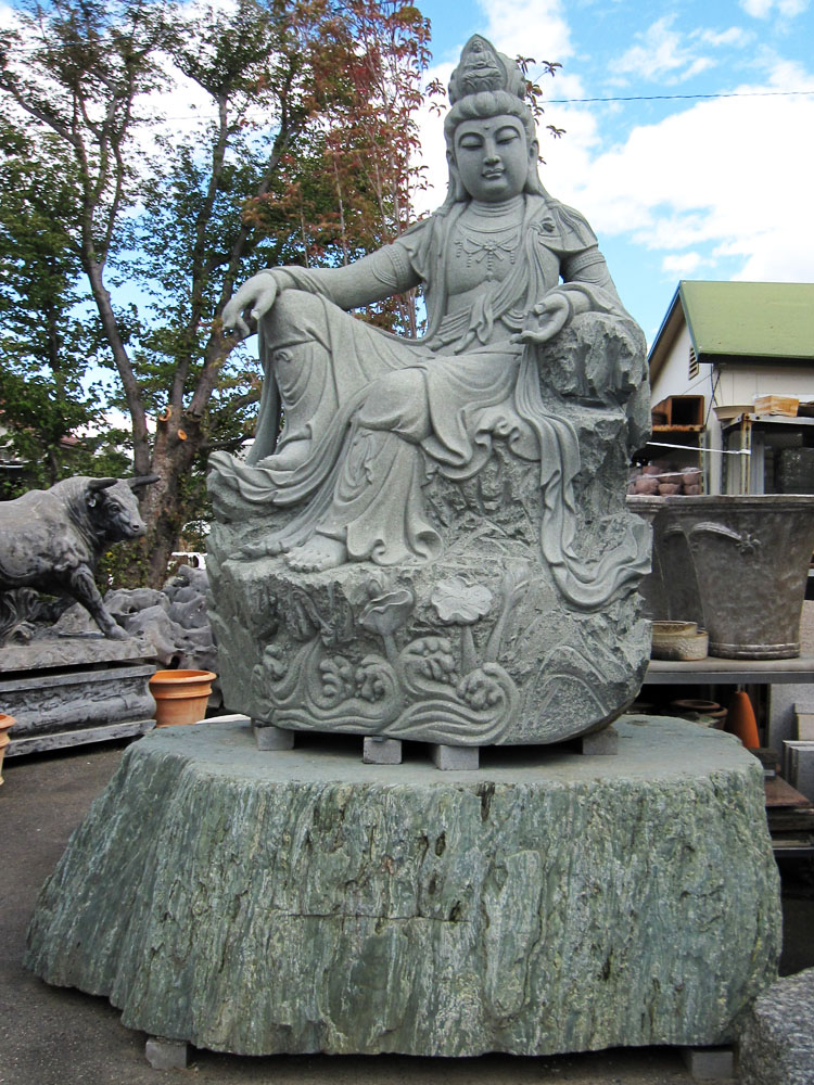 腰掛自在観音菩薩像の石仏・仏像です。石仏・仏像の販売をしております。