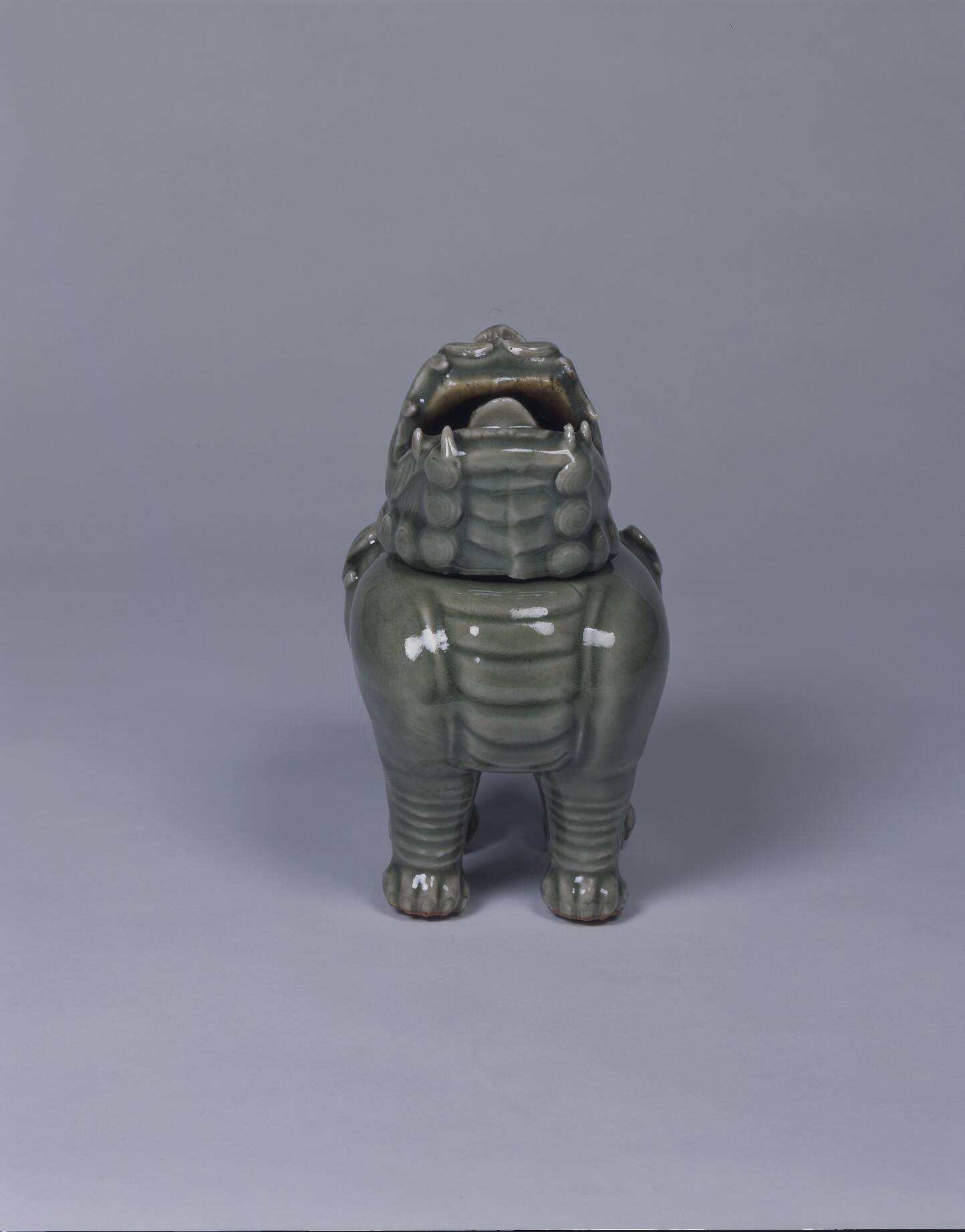 青磁獅子形香炉 – 兵庫陶芸美術館 収蔵品データベース