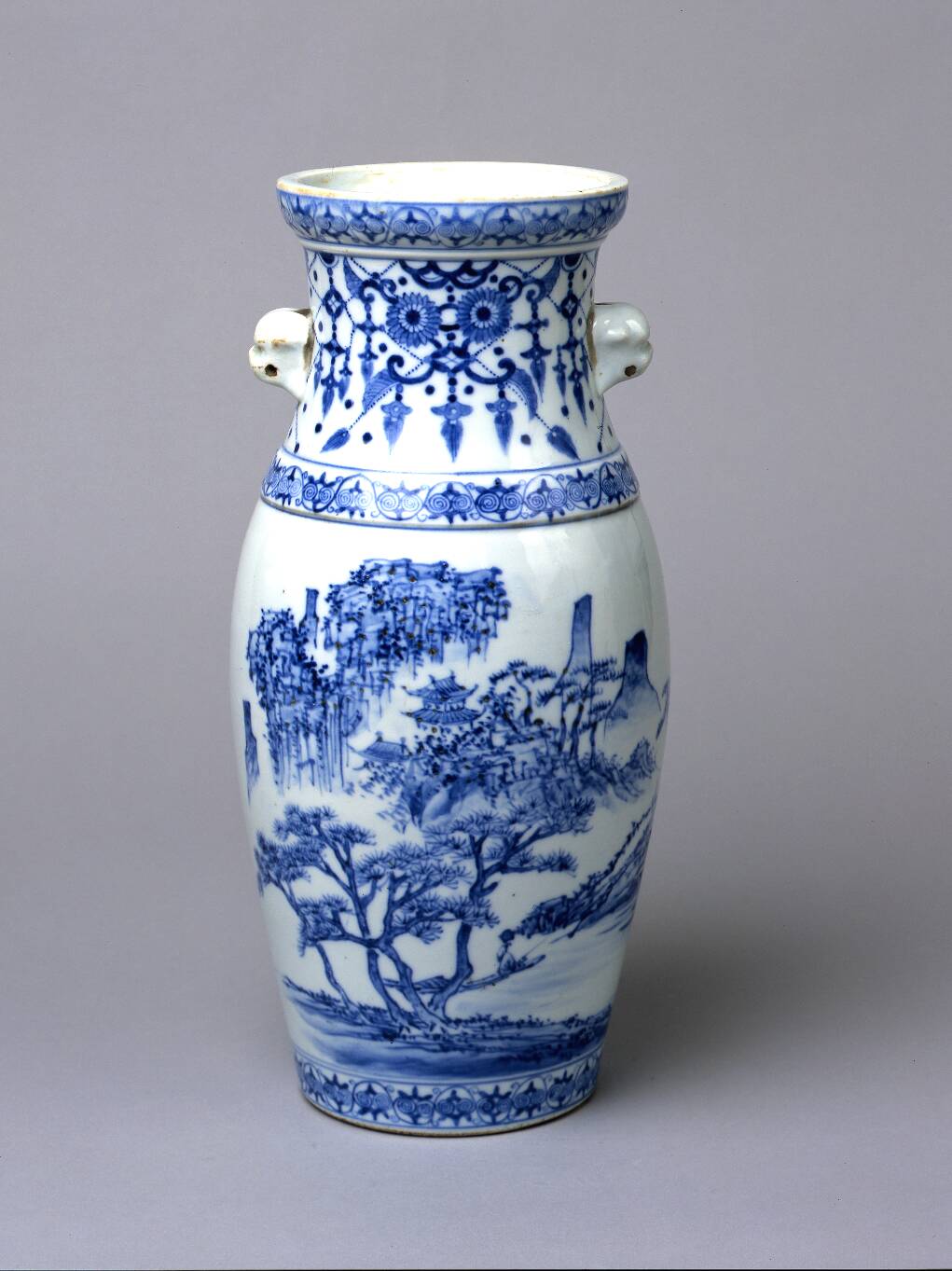 染付山水図獣耳花瓶 – 兵庫陶芸美術館 収蔵品データベース