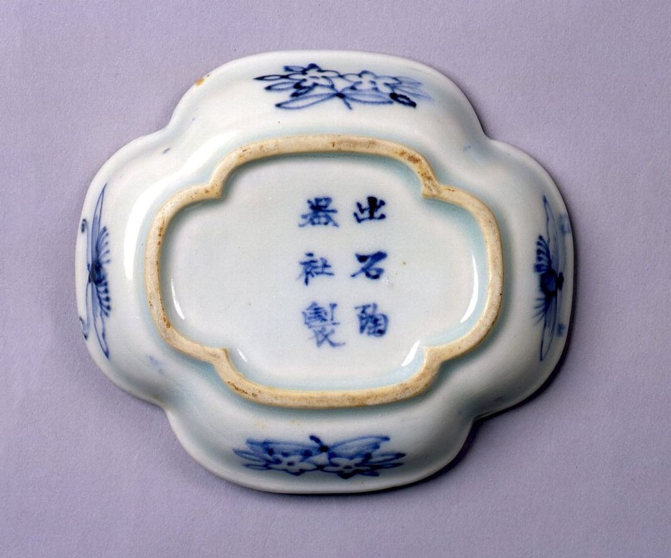 染付桃蜂文輪花変形皿（5枚） – 兵庫陶芸美術館 収蔵品データベース