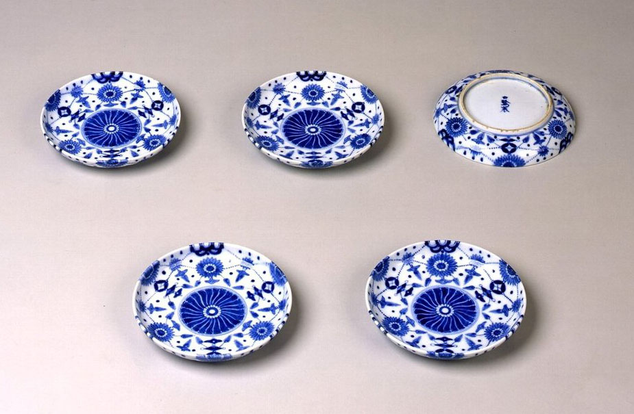 染付菊花瓔珞文皿（5枚） – 兵庫陶芸美術館 収蔵品データベース