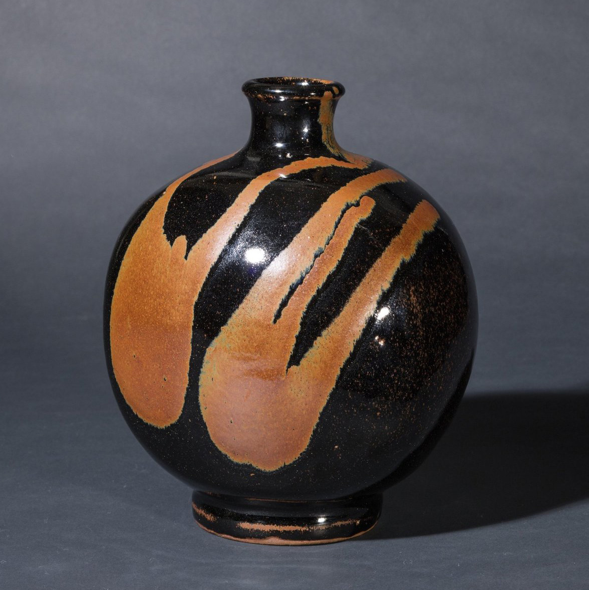 黒釉柿流扁壺 – 兵庫陶芸美術館 収蔵品データベース