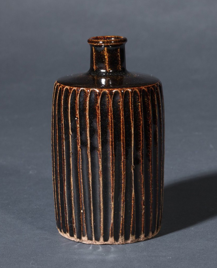 黒釉鎬蝋燭徳利 – 兵庫陶芸美術館 収蔵品データベース