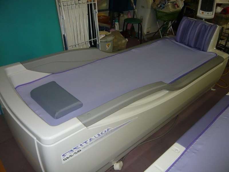 タカラベルモント製 トムソンベッド〔コンプレッサー付き〕