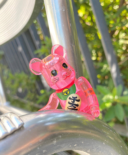 メディコムトイ ベアブリック 招き猫 桃色透明メッキ 1000% フィギュア