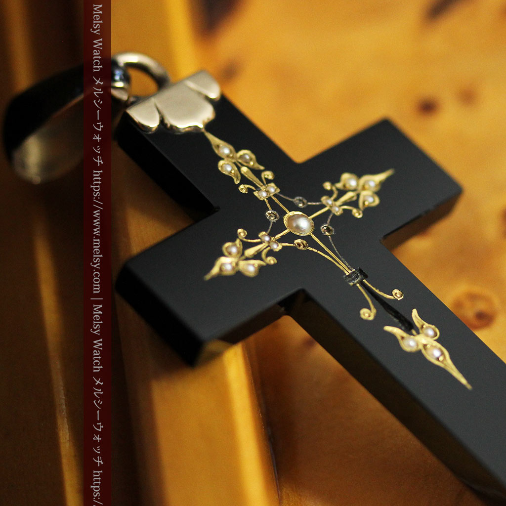 漆黒の上品な黒瑪瑙に真珠と金を合わせたアンティーククロス・十字架