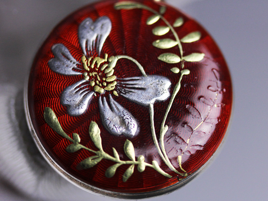 赤いエナメル装飾 ブローチ付き銀無垢アンティーク懐中時計 【1890年頃】