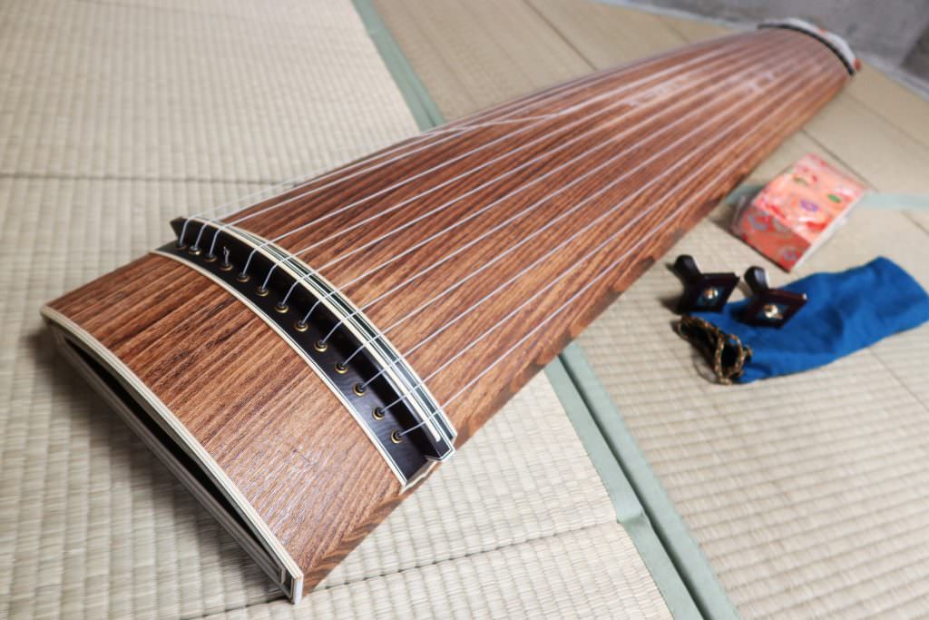 お琴です。13弦 並甲乍ら琴柱の倒れた跡も少なく音色が良い 13弦 お琴
