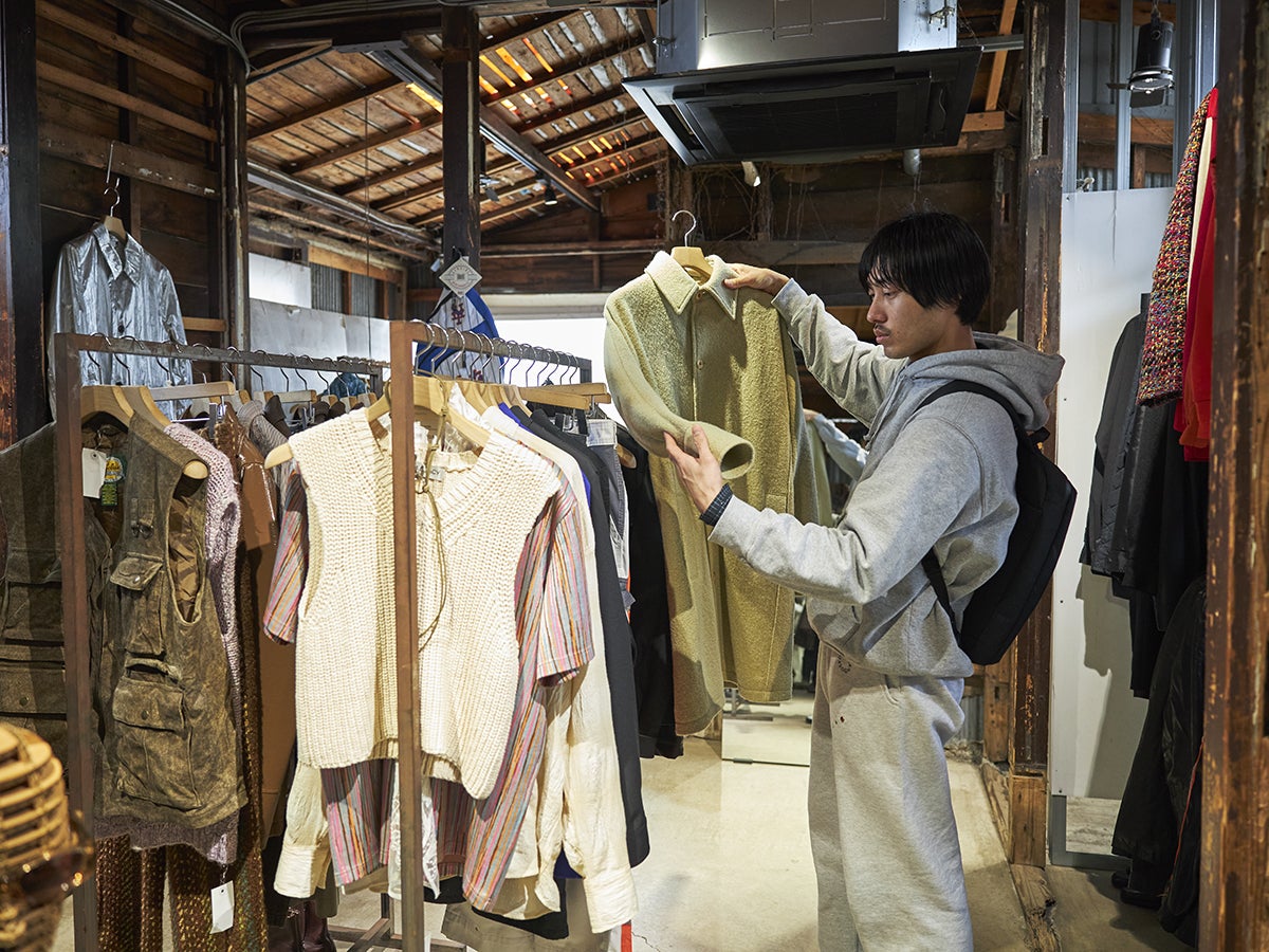 プロが推す東京の古着屋③前編】 古着と新進ブランドがランダムに並ぶ