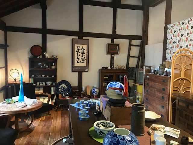 女性店主選りすぐりの骨董品店「あははここぺん」｜ミツハマップ｜〇