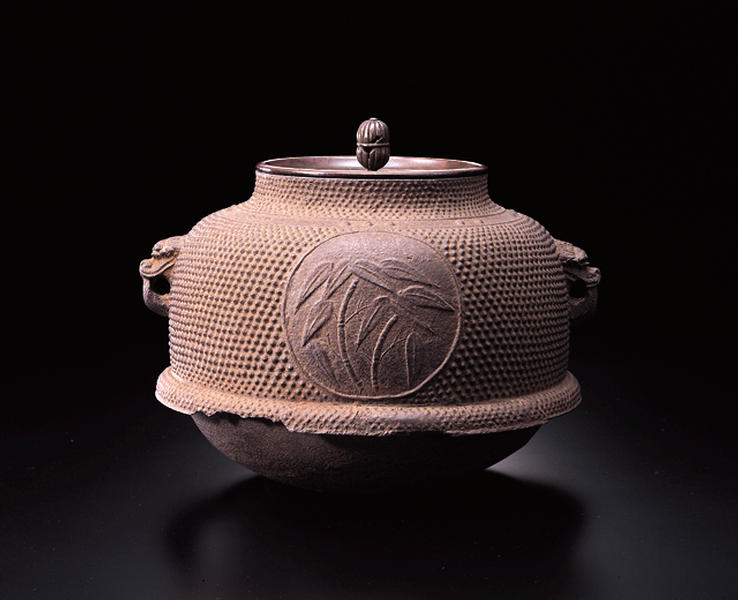 霰地円窓梅竹図真形釜 - MIHO MUSEUM