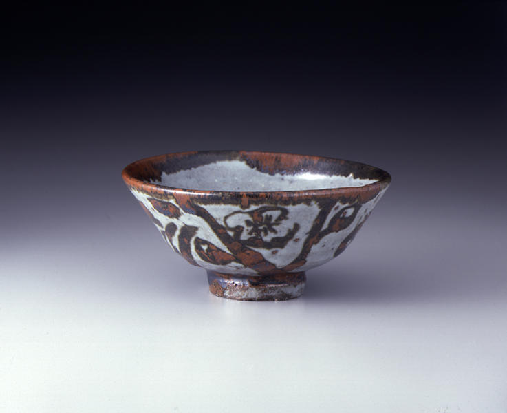 鉄絵花文茶碗（須田剋太作） - MIHO MUSEUM
