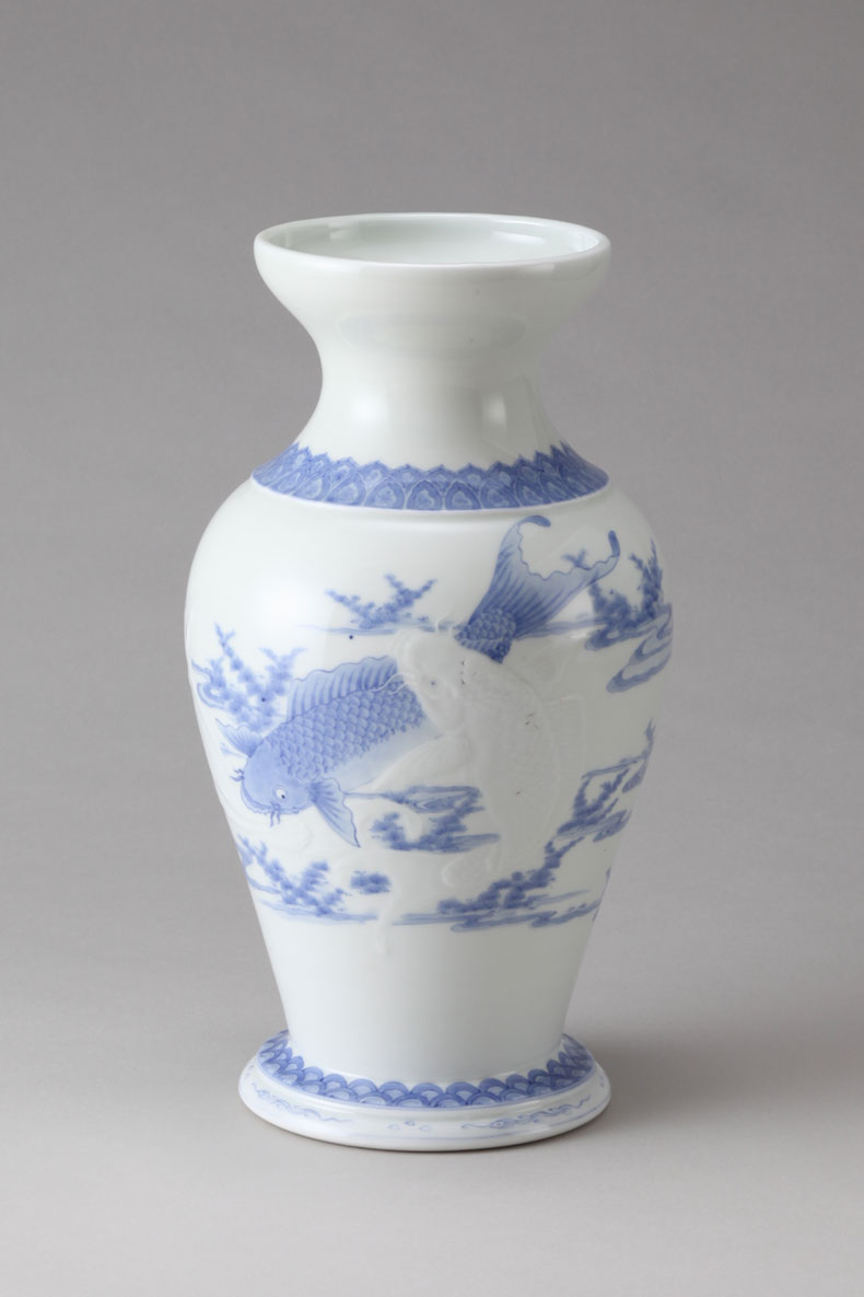 白磁 鯉の形状 陶器 花瓶.高さ35センチ！迫力あります！ 白磁 鯉の形状