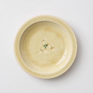 瀬戸本業窯 黄瀬戸 石皿 6寸 矢車 ｜ みんげい おくむら （日本と世界