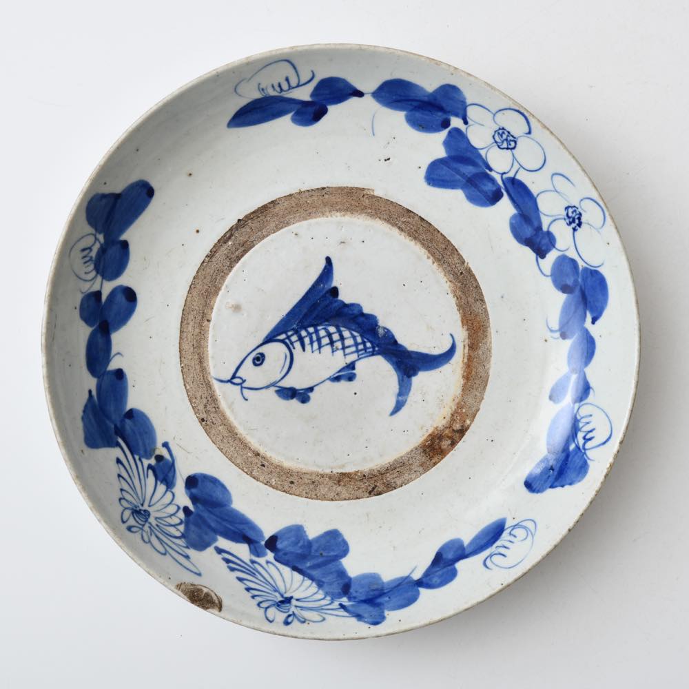 中国 徳化 青花八寸皿 魚 ｜ みんげい おくむら （日本と世界の民芸）