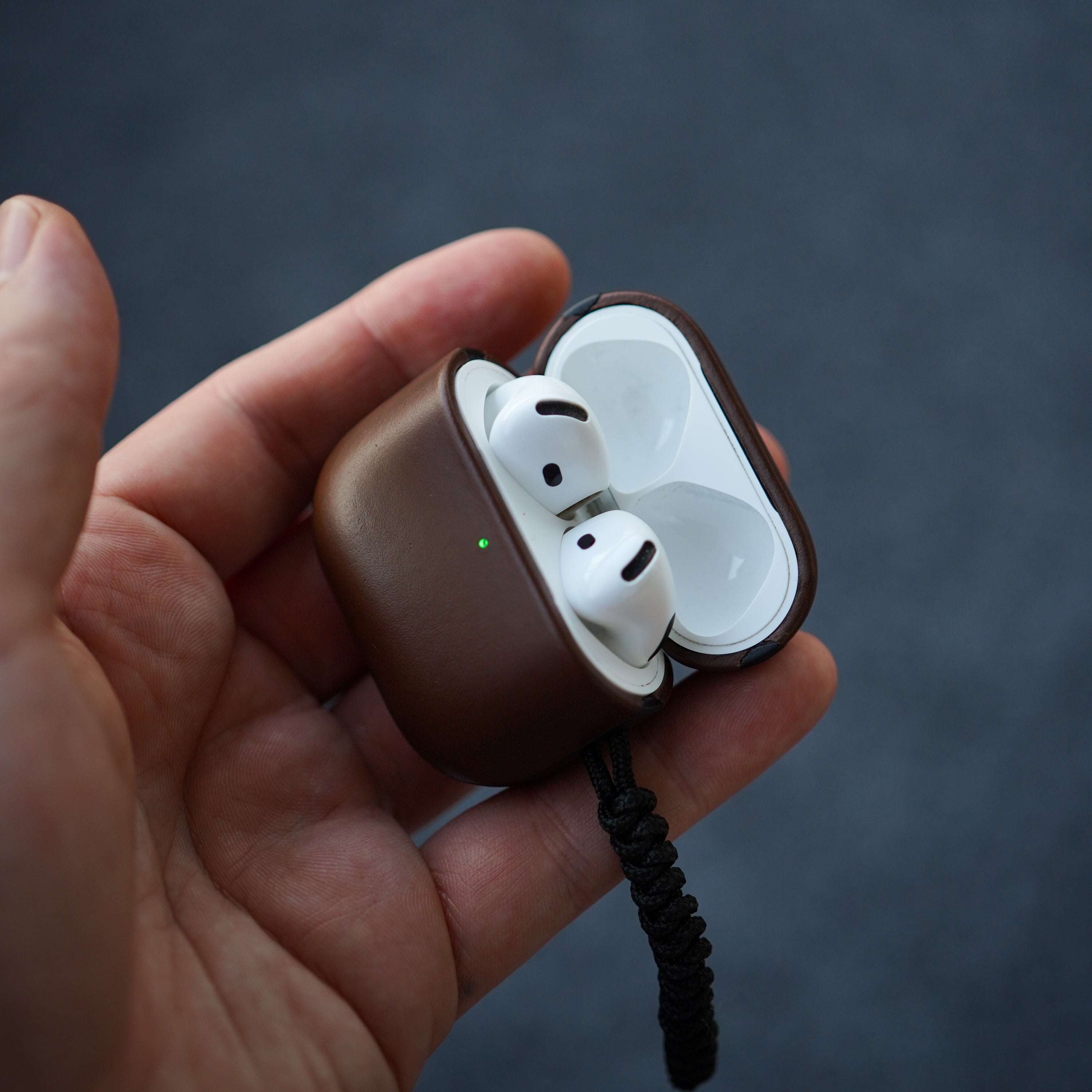 Nomad Modern Leather Case AirPods 4 – Mukama