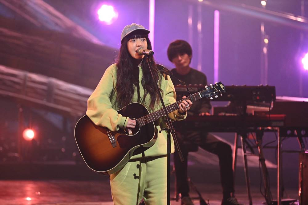 あいみょん、紅白リハ フルバンド演奏 アコギ弾きながら丁寧に歌唱