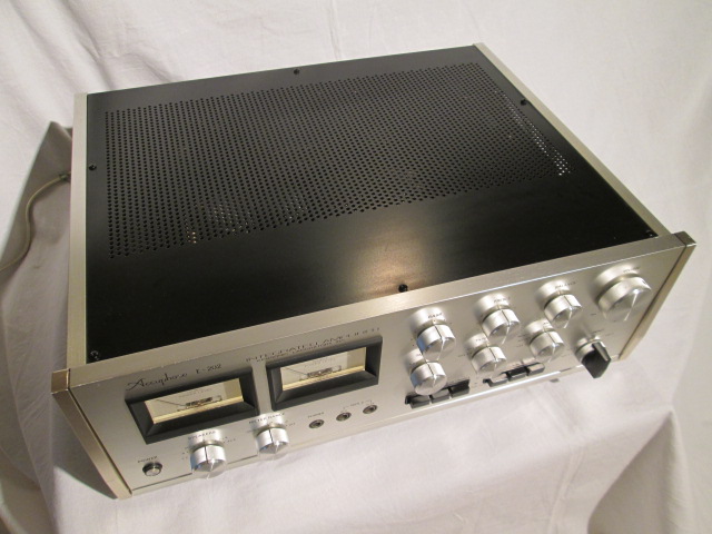 Accuphase E-202 stereo integrated amplifier -sold/ご成約済- | 中古
