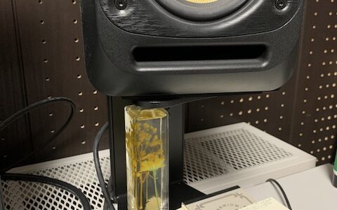 質実剛健なデスクトップ型モニタースピーカースタンド！ K&M