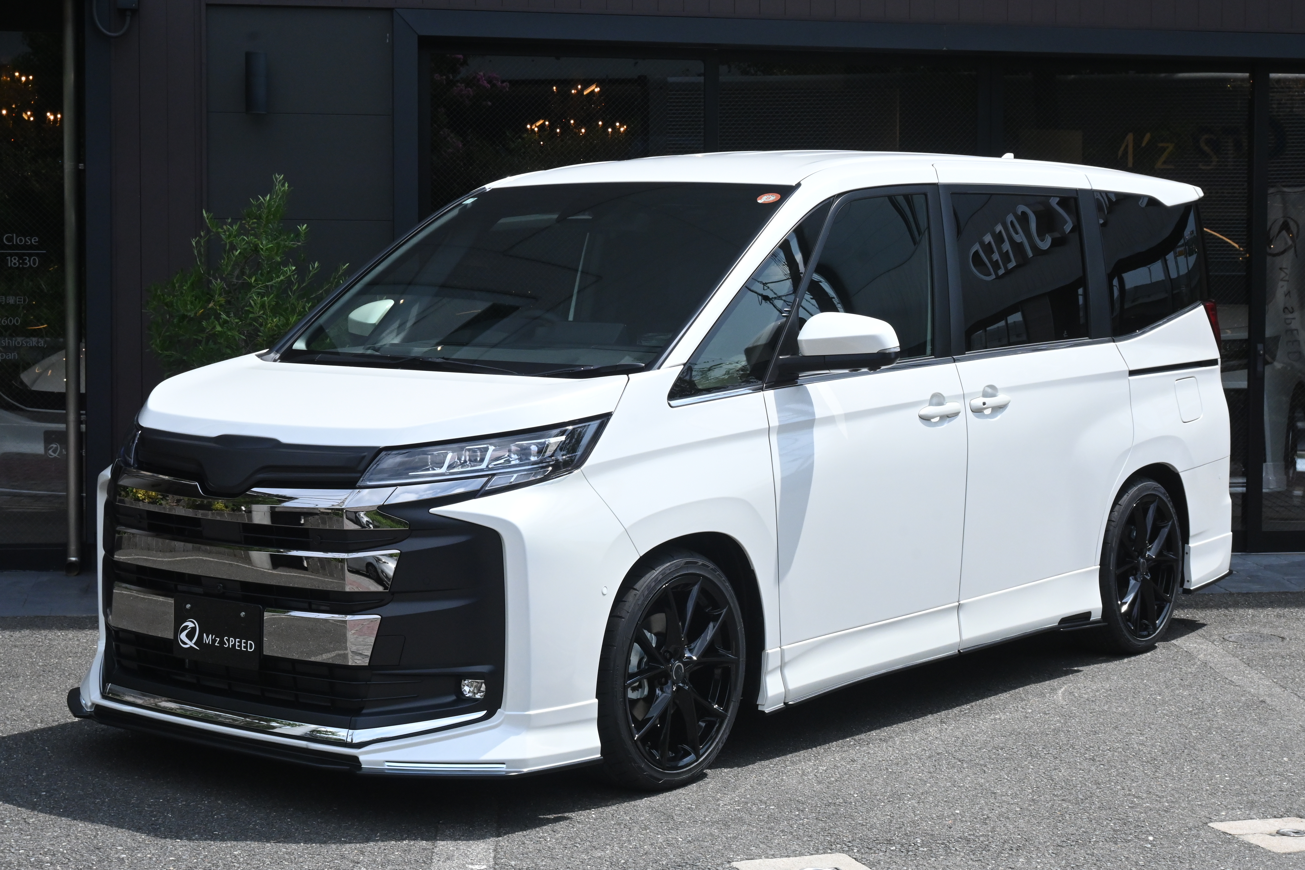 M'z SPEED 新車カスタムコンプリートカー | TOYOTA NOAH GRACE LINE