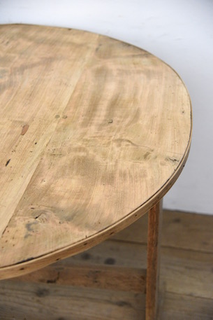 上品な風合いのラウンドワインテーブル