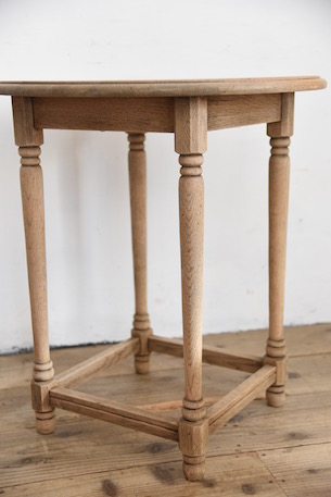 風合いあるラウンドサイドテーブル