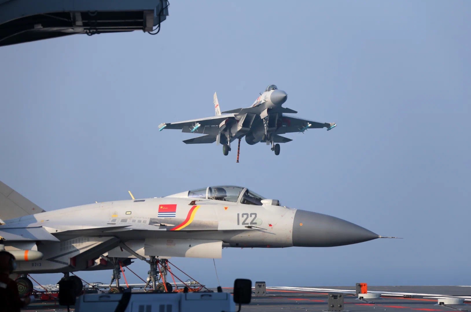 IMAGENS: Caça J-15 'Tubarão Voador' da Marinha Chinesa - Poder Naval