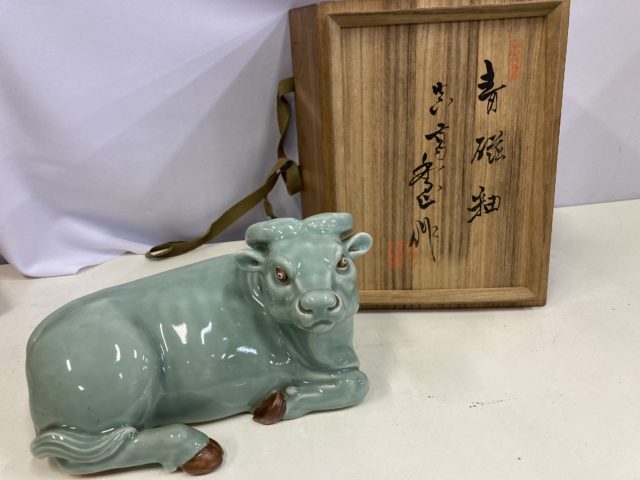 真葛香山作 青磁釉 牛置物買い受け致しました ｜骨董品買取 七ツ堂