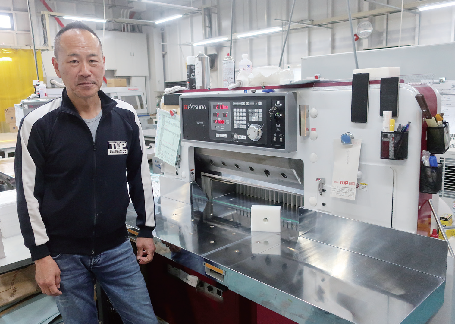 TOP印刷 高品質モノクロ印刷は高精度の断裁品質から～勝田断裁機4台を