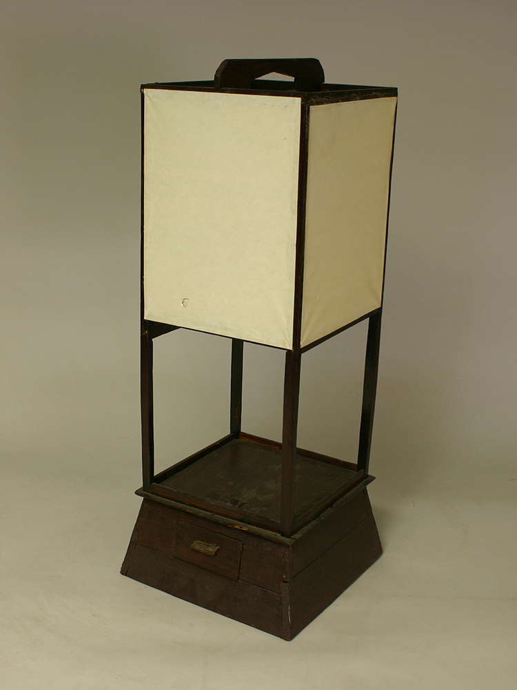 角行燈（かくあんどん） | くらしの道具 | 所蔵品アーカイブ | 練馬区立