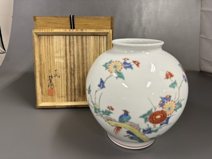 十三代酒井田柿右衛門造梅鳥文花瓶箱あり