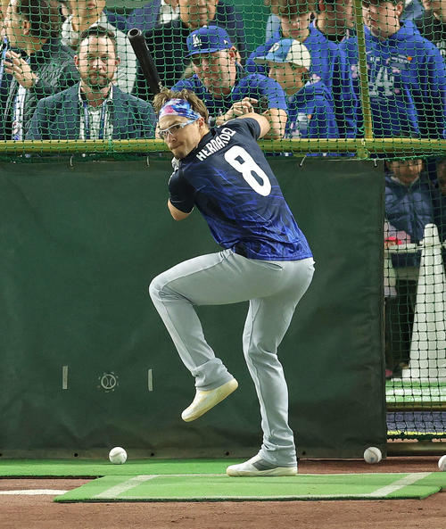 ドジャースのキケ・ヘルナンデスが会見、練習にサッカー日本代表ユニで