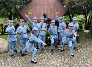 中国共産党の革命聖地・井岡山で、昔の軍服姿で記念撮影をする人々