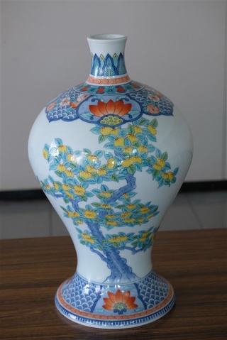 佐賀・伊万里鍋島焼〝献上品〟完成 「色鍋島青海波橘文瓶子」藩窯