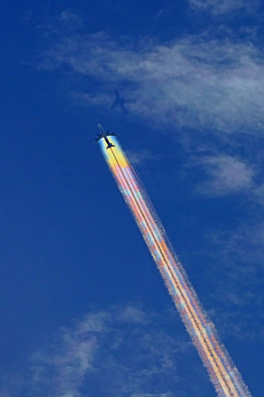 吉兆⁉大空を駆ける七色 飛行機雲の「彩雲」｜【西日本新聞me】