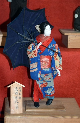 大分・日田市の草野本家でひな人形飾り付け 江戸から明治初期の178体