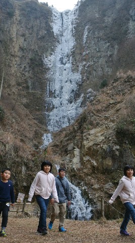 凍りついた「古閑の滝」＝28日、熊本県阿蘇市 - いてつく滝 阿蘇冬
